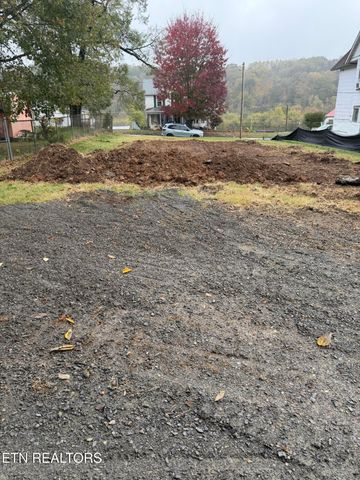 521 Clifty St, Harriman, TN 37748