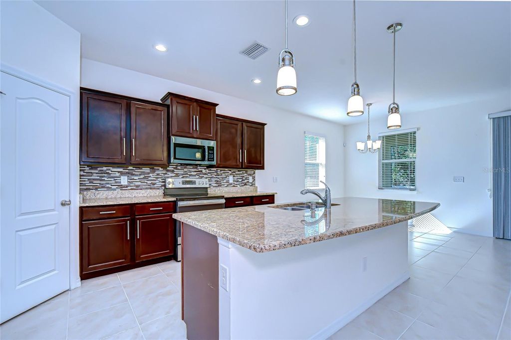 Image 8 of property listing at 10434 SCENIC HOLLOW DRIVE, Riverview, FL 33578