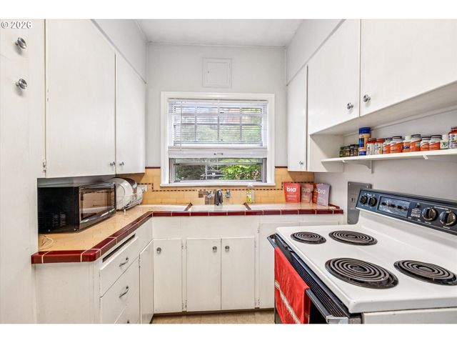 2475 Nw RALEIGH St, Portland, OR 97210