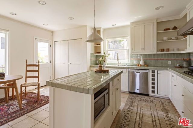 3700 Arbolada Road, Los Angeles, CA 90027