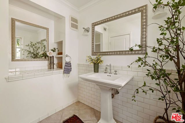 3700 Arbolada Road, Los Angeles, CA 90027