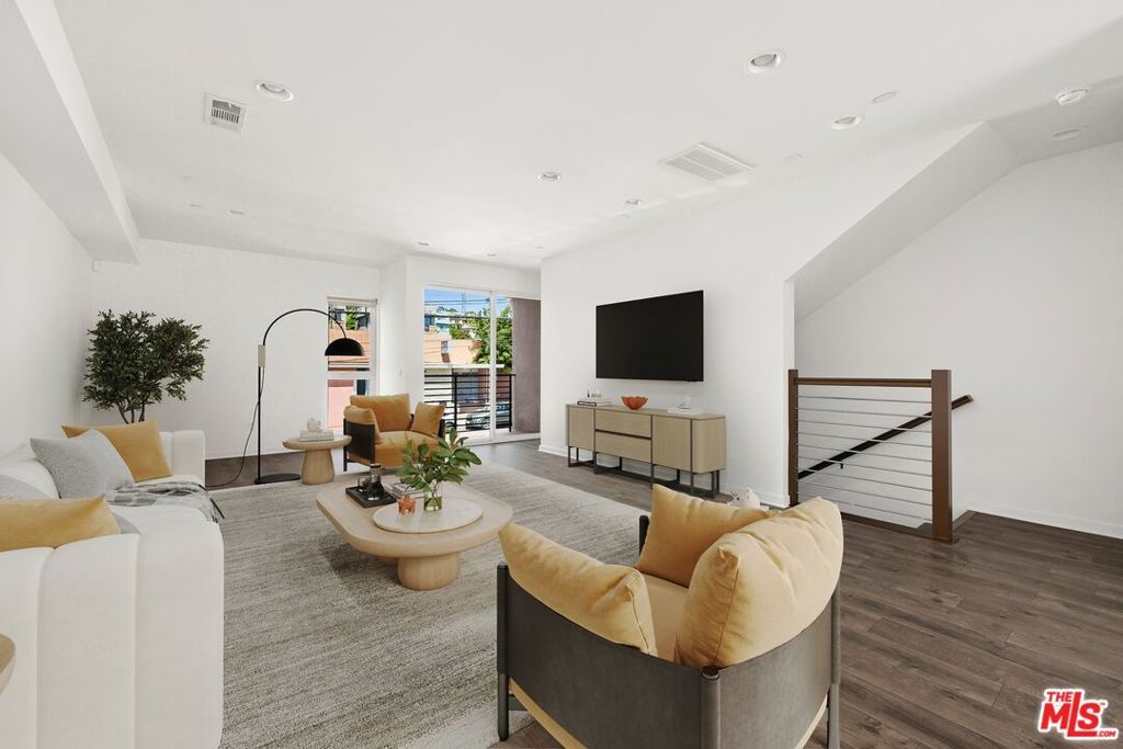 Image 1 of property listing at 2930 Rowena Avenue 2, Los Angeles, CA 90039