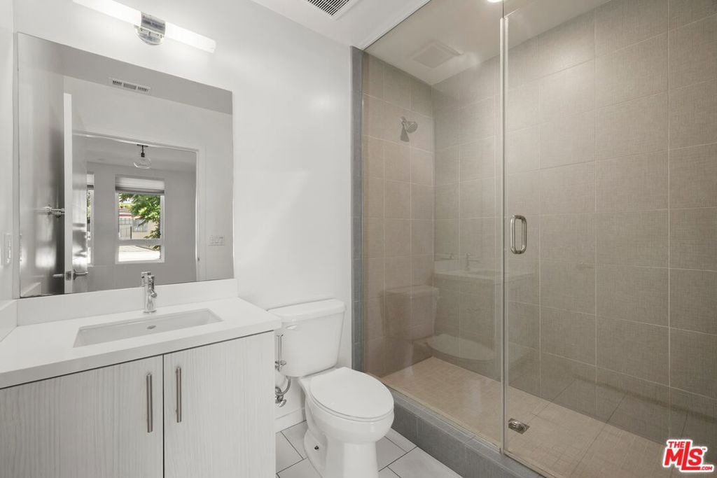 Image 11 of property listing at 2930 Rowena Avenue 2, Los Angeles, CA 90039