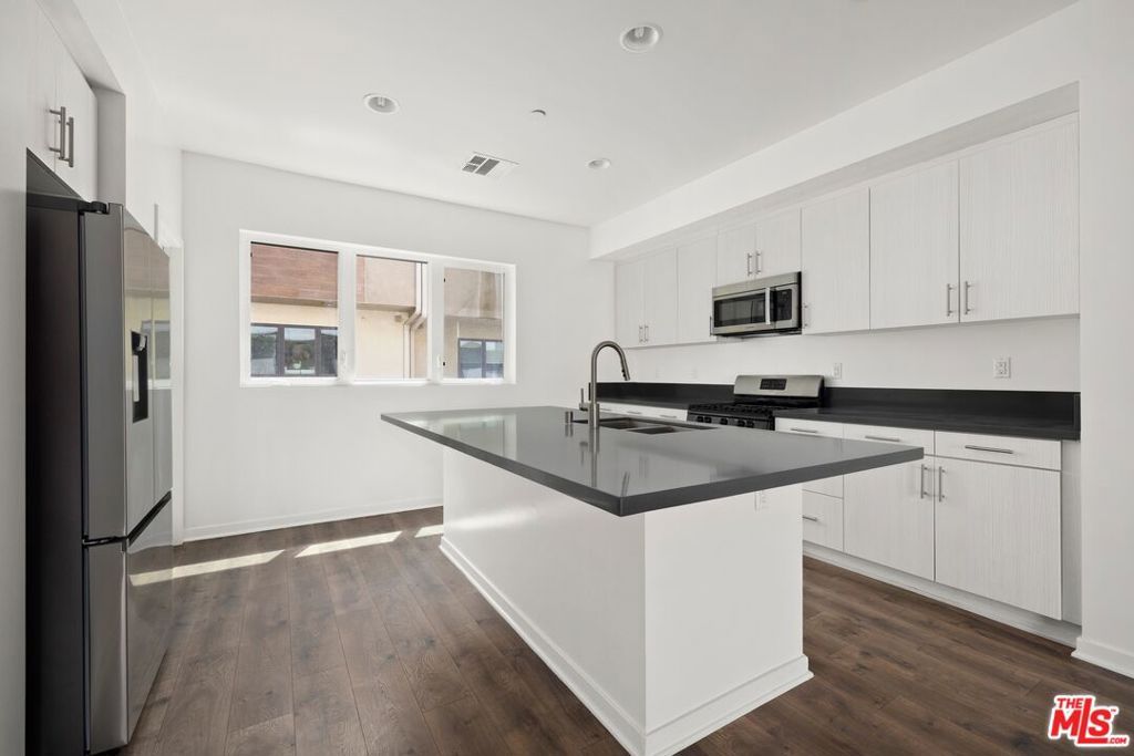 Image 3 of property listing at 2930 Rowena Avenue 2, Los Angeles, CA 90039