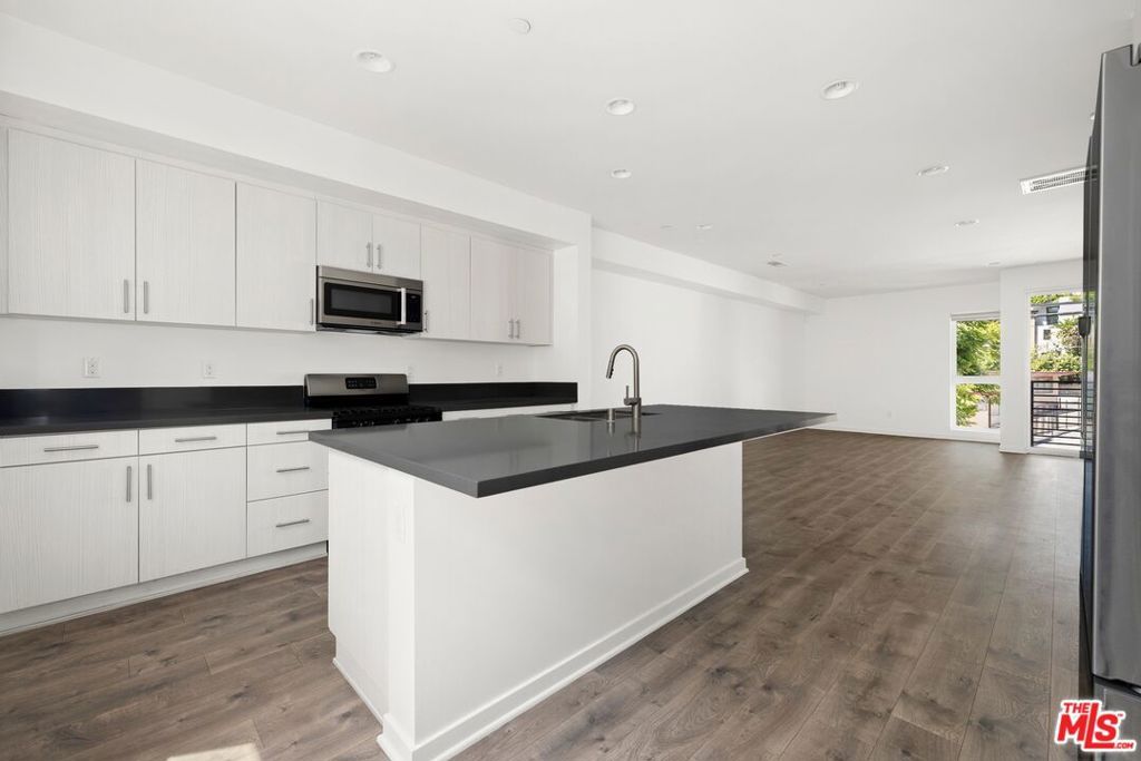 Image 4 of property listing at 2930 Rowena Avenue 2, Los Angeles, CA 90039