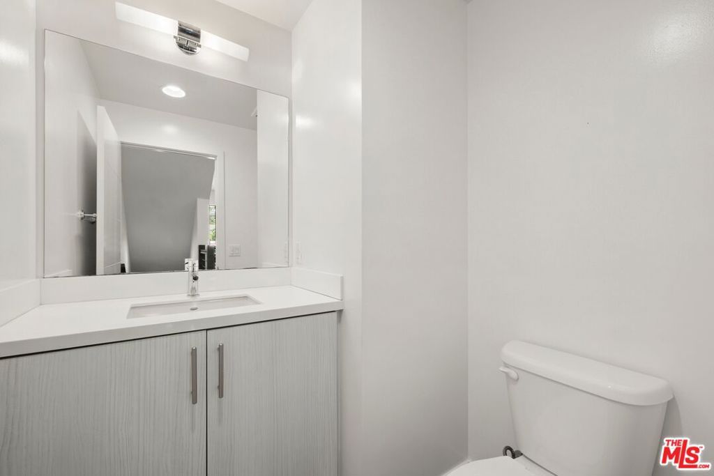 Image 5 of property listing at 2930 Rowena Avenue 2, Los Angeles, CA 90039