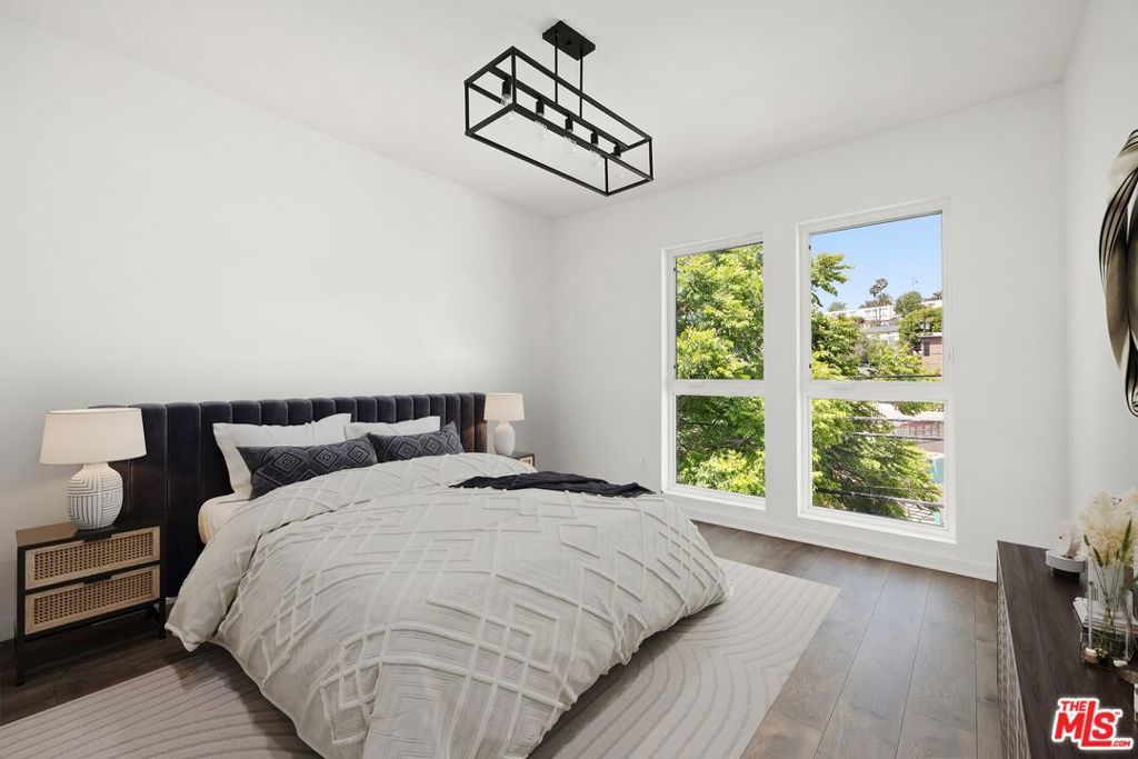 Image 6 of property listing at 2930 Rowena Avenue 2, Los Angeles, CA 90039