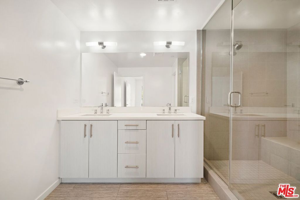 Image 7 of property listing at 2930 Rowena Avenue 2, Los Angeles, CA 90039