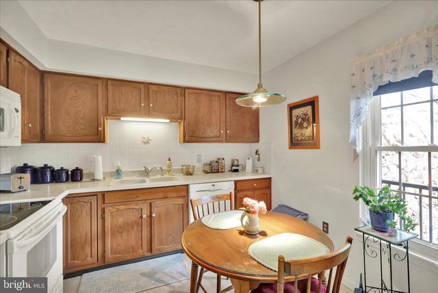 102 VALLEY GREENE CIR, Reading, PA 19610