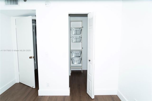 105 Lake Emerald Dr 311, Oakland Park, FL 33309