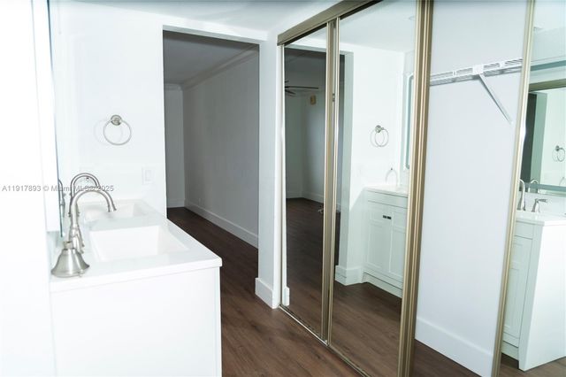 105 Lake Emerald Dr 311, Oakland Park, FL 33309