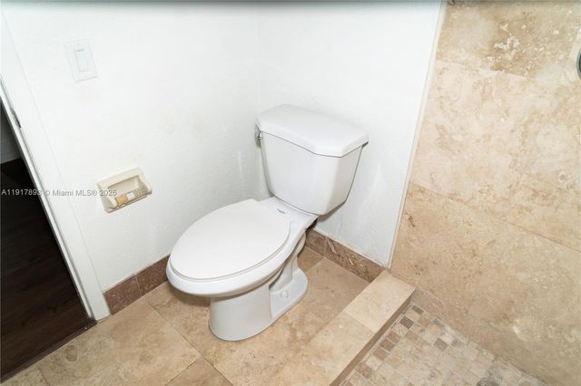 105 Lake Emerald Dr 311, Oakland Park, FL 33309