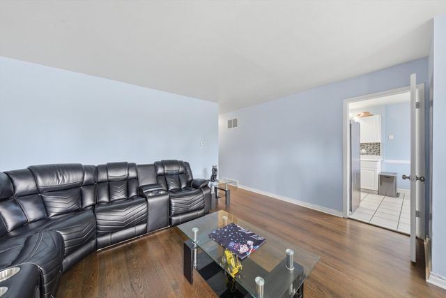 9013 S 49th Court, Oak Lawn, IL 60453
