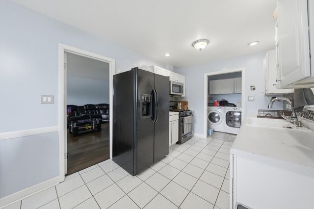 9013 S 49th Court, Oak Lawn, IL 60453