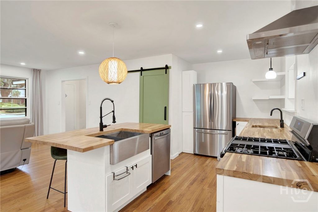 Image 10 of property listing at 213 Kensington Drive, Savannah, GA 31405