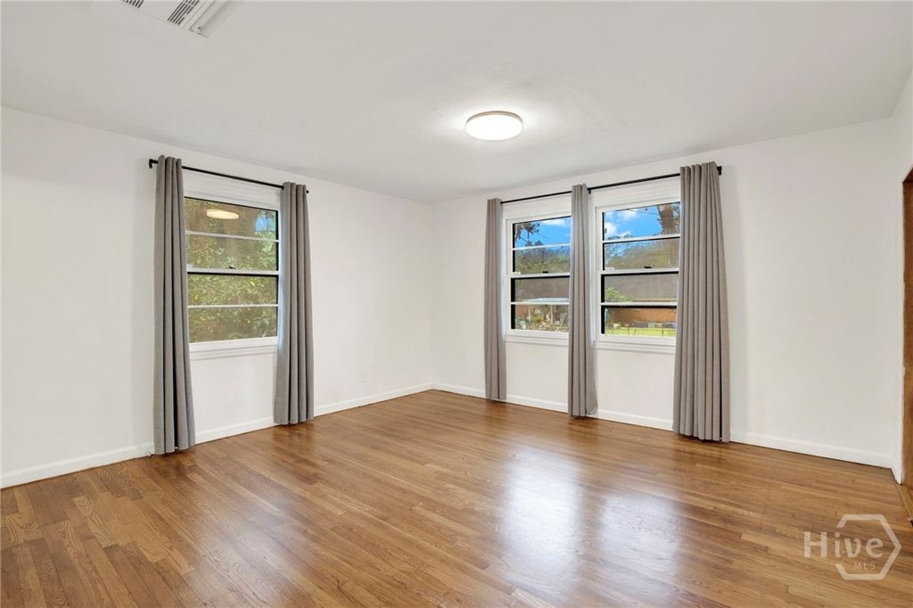 Image 13 of property listing at 213 Kensington Drive, Savannah, GA 31405