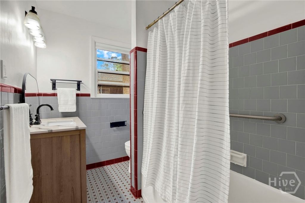 Image 15 of property listing at 213 Kensington Drive, Savannah, GA 31405