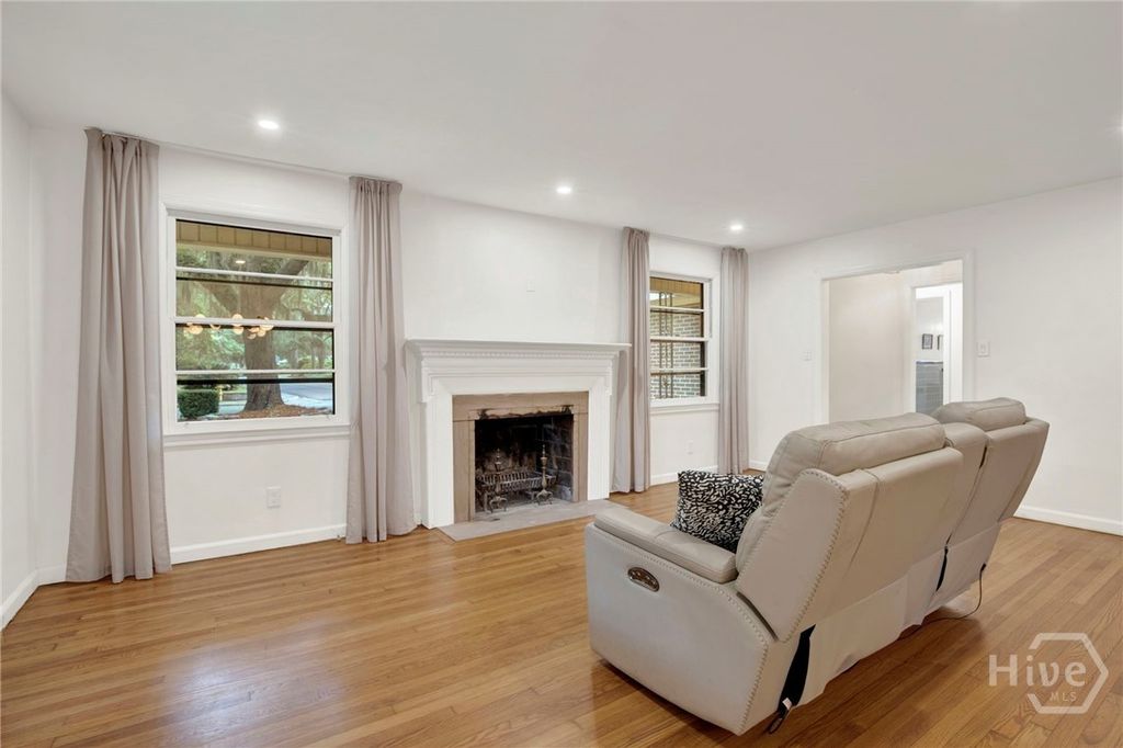 Image 8 of property listing at 213 Kensington Drive, Savannah, GA 31405