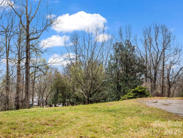5 Chestnut Top Circle, Mills River, NC 28759