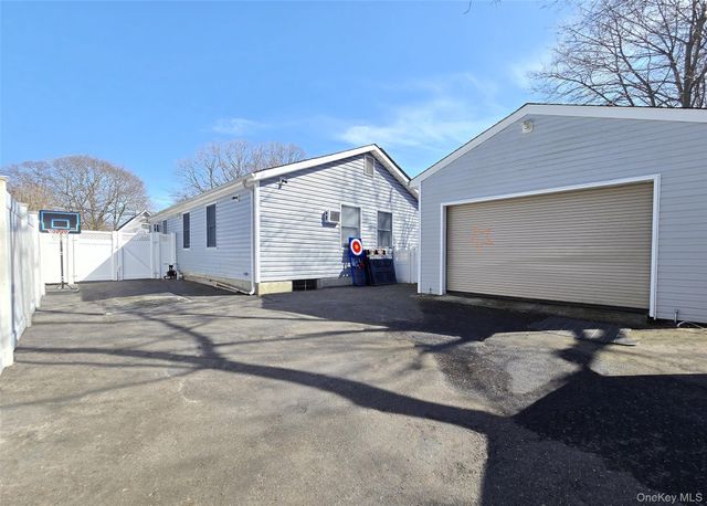 1462 Claas Avenue, Holbrook, NY 11741