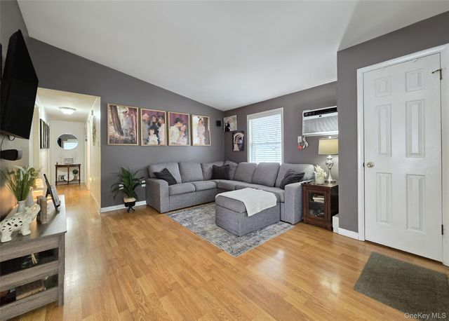 1462 Claas Avenue, Holbrook, NY 11741