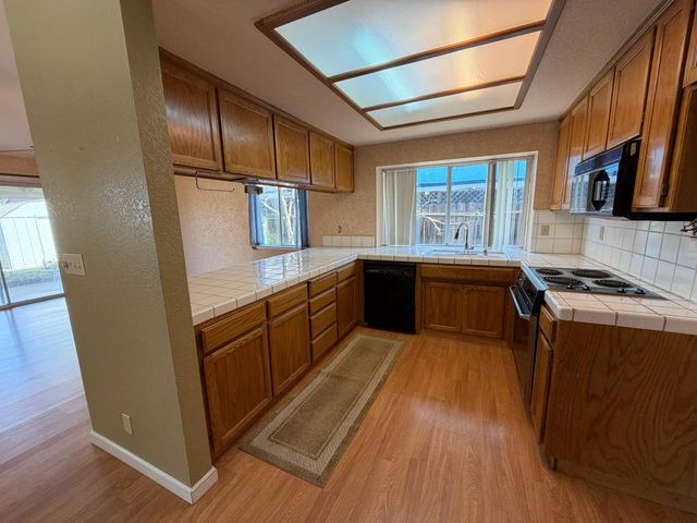 7501 Vixen Ct, Hughson, CA 95326