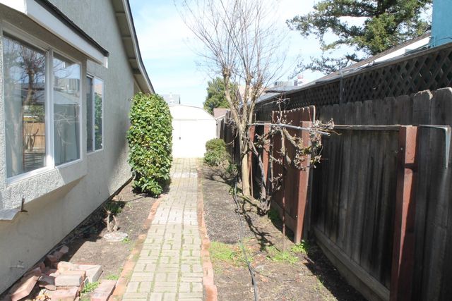 7501 Vixen Ct, Hughson, CA 95326