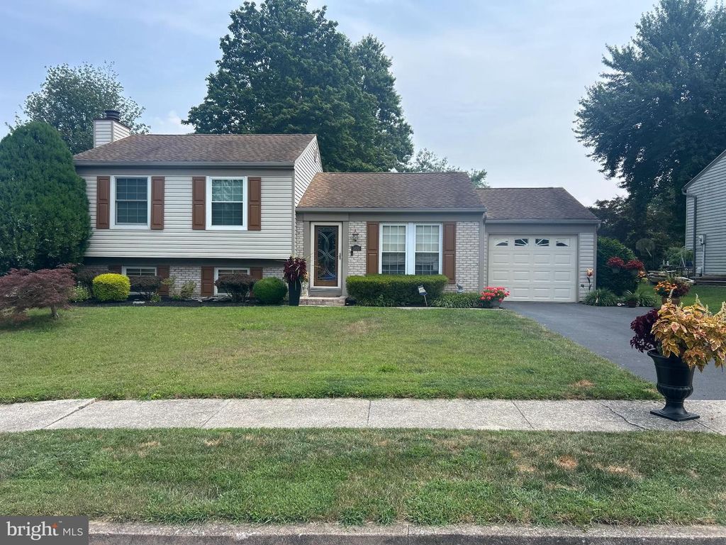 1605 PEBBLE BROOK LN, Harrisburg, PA 17110