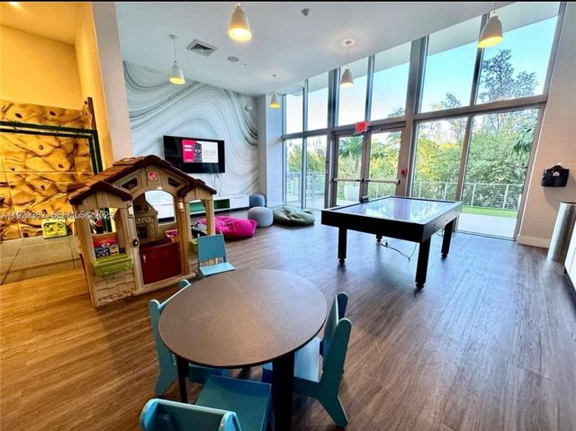 16385 Biscayne Blvd 301, North Miami Beach, FL 33160