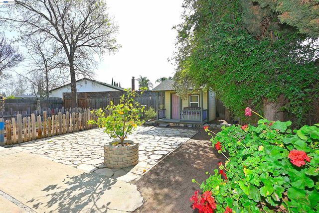 319 Pearl Dr, Livermore, CA 94550