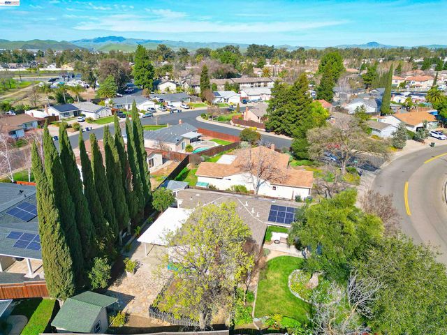 319 Pearl Dr, Livermore, CA 94550
