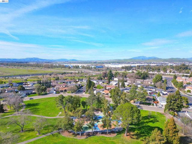 319 Pearl Dr, Livermore, CA 94550