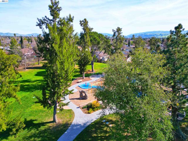 319 Pearl Dr, Livermore, CA 94550