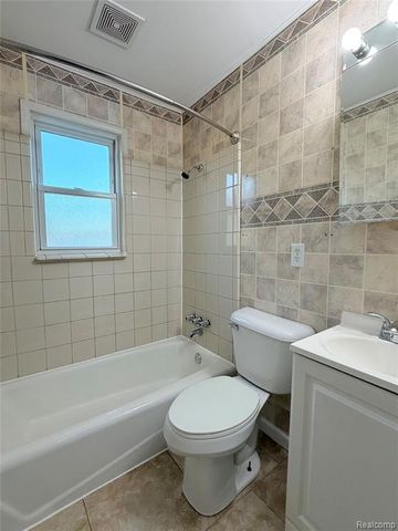 32015 Hazel Street, Rockwood, MI 48173