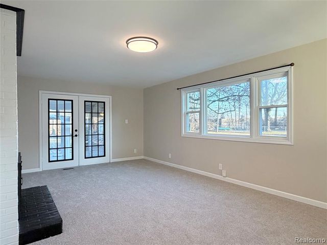 32015 Hazel Street, Rockwood, MI 48173