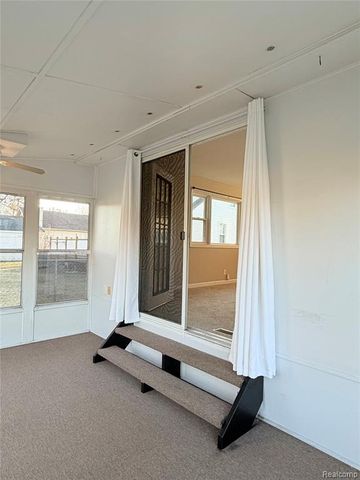 32015 Hazel Street, Rockwood, MI 48173