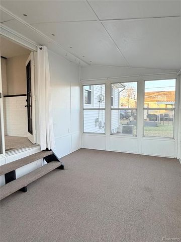 32015 Hazel Street, Rockwood, MI 48173