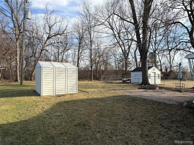 32015 Hazel Street, Rockwood, MI 48173