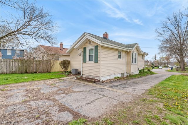 829 Indian Trail, Akron, OH 44314