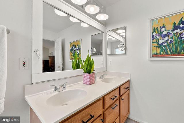 241 BREEZEWOOD DR, Warrenton, VA 20186