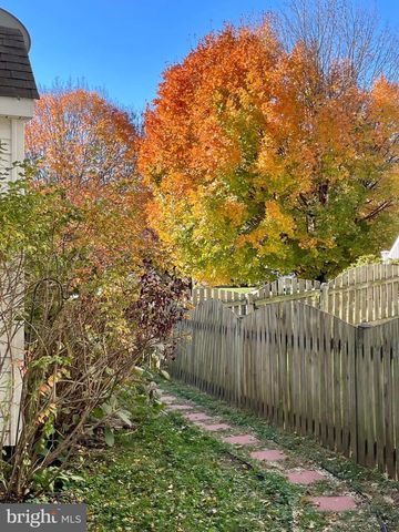 241 BREEZEWOOD DR, Warrenton, VA 20186