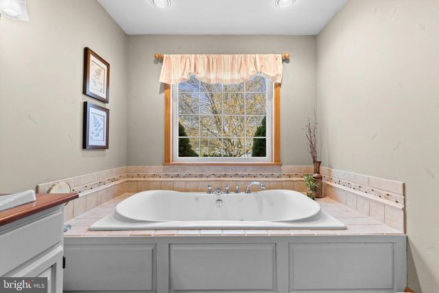 12 TIFFANY DR, Carlisle, PA 17015