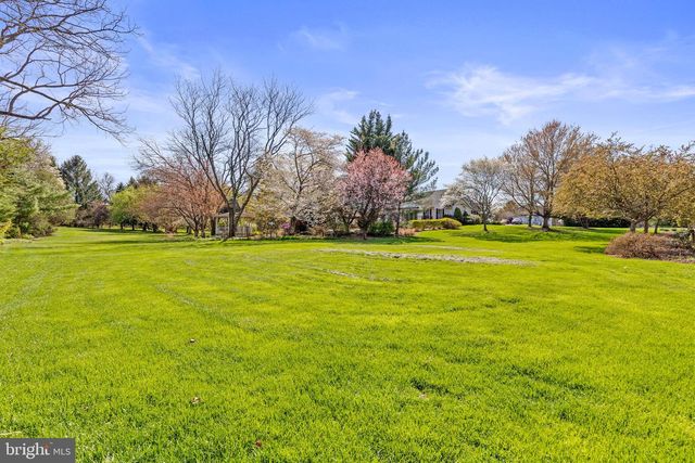 12 TIFFANY DR, Carlisle, PA 17015