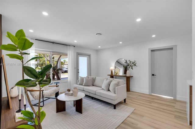 4401 NE 13th Ave, Oakland Park, FL 33334