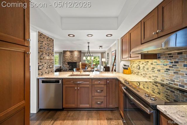 317 Willow Grove Lane, Rochester Hills, MI 48307