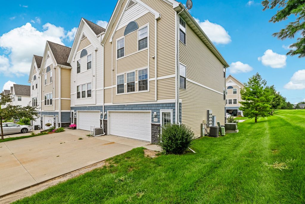 1160 SE Village View Lane, Ankeny, IA 50021