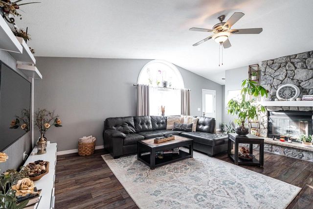 114 Manor COURT, Slinger, WI 53086