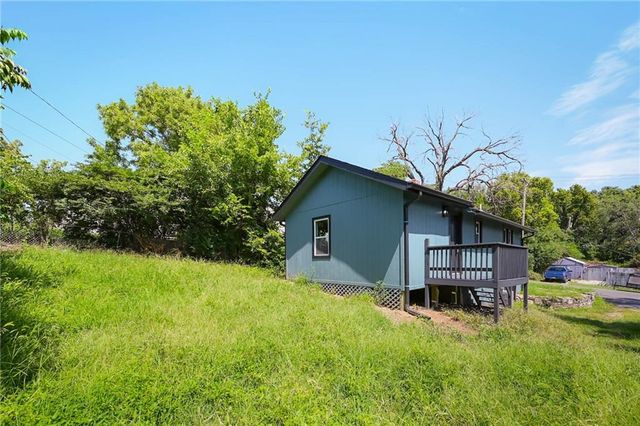 902 S CRISP Avenue, Independence, MO 64054