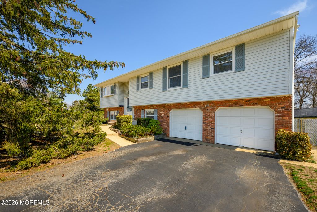 43 Westbrook Road, Howell, NJ 07731