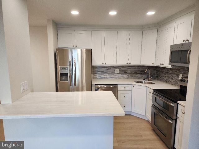 307 WOODHOLLOW DR, Marlton, NJ 08053